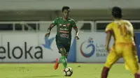 Kapten PS TNI, Manahati Lestusen, menggiring bola saat pertandingan melawan Sriwijaya FC pada laga Liga 1 Indonesia di Stadion Pakansari, Bogor, Rabu, (25/10/2017). PS TNI menang 2-1 atas Sriwijaya FC. (Bola.com/M Iqbal Ichsan)