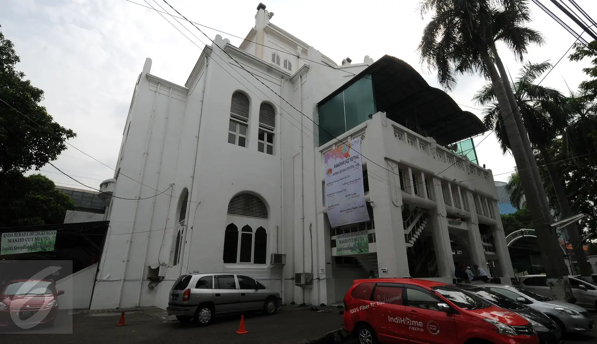 Bangunan Masjid Cut Meutia, Jakarta, Rabu (15/6/2016). Sebelum difungsikan sebagai mesjid, bangunan ini digunakan sebagai kantor pos, kantor Jawatan Kereta Api Belanda dan kantor Kempetai Angkatan Laut Jepang (1942-1945). (Liputan6.com/Helmi Fithriansyah)