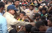 VIDEO: Momen Prabowo Lesehan Bareng Anak-Anak Korban Bencana, Paspampres Jadi Sorotan Sigap Bantu RI 1