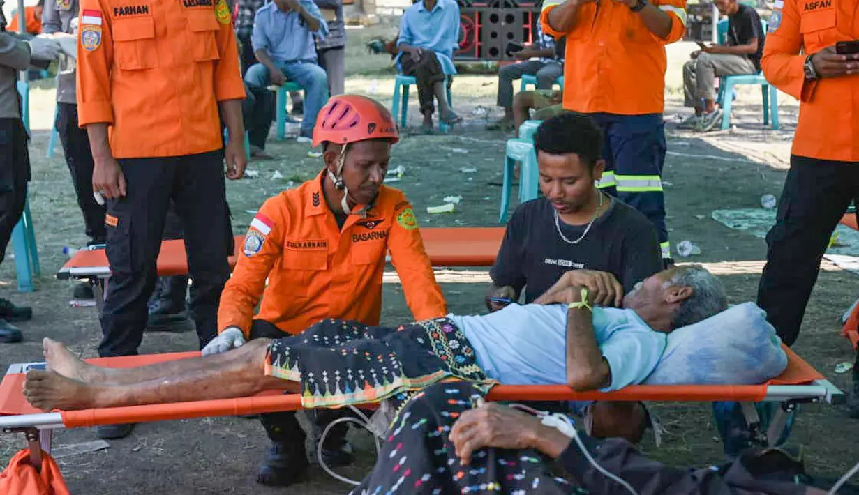 Sorang pasien korban gempa NTT mendapatkan perawatan sembari menunggu evakuasi menggunakan helikopter di Lamba Leda Utara, Nusa Tenggara Timur, Selasa, 18 Agustus 2026. (Basarnas)