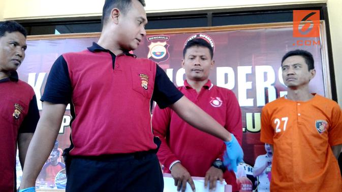 Aparat Kepolisian Resort Kota Bengkulu memberikan keterangan pers terkait kasus Pembunuhan di Kelurahan Tanjung Jaya (Liputan6.com/Yuliardi Hardjo)