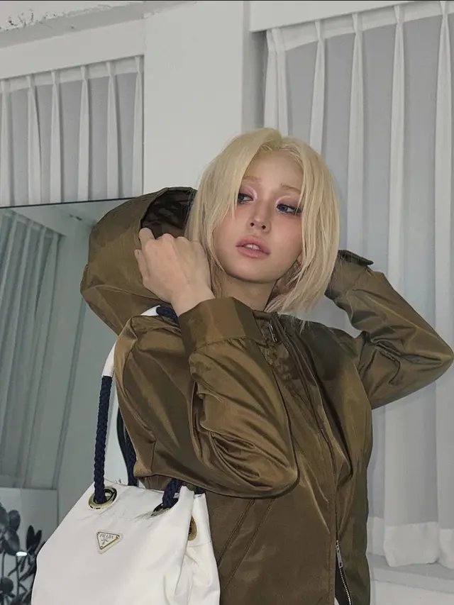 Gaya Outdoor Stylish Karina aespa hingga Jeon Somi Kenakan Prada Re-Nylon yang Ramah Lingkungan