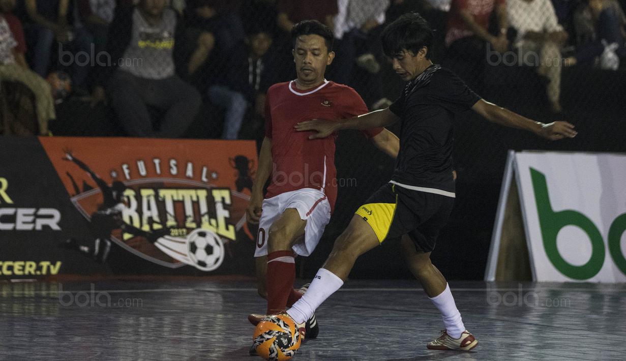 Pemain futsal Indonesia, Deny Handoyo, meramaikan grand final Super Soccer Futsal Battle 2017 di Bintaro Jaya ExChange, Tangerang, Sabtu (21/10/2017). Timnas futsal Piala AFF 2010 tampil melawan All Star. (Bola.com/Vitalis Yogi Trisna)