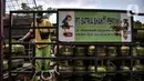 Pekerja melakukan bongkar muat tabung elpiji atau LPG 3 kilogram di agen gas kawasan Rawasari, Jakarta, Senin (19/9/2022). Menteri ESDM juga menyebut pemerintah akan mengurangi peredaran LPG 3 kilogram yang selama ini masuk dalam barang subsidi. (merdeka.com/Iqbal S. Nugroho)