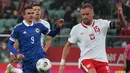 Bek Polandia Kamil Glik (kanan) dan pemain depan Bosnia-Herzegovina Smail Prevljak bersaing memperebutkan bola selama pertandingan pertandingan UEFA Nations League di Wroclaw, Polandia, Rabu (14/10/2020). Polandia menang 3-0 atas Bosnia dan Herzegovina. (AFP Photo/Janek Skarzynski)