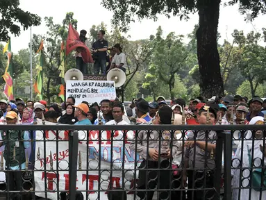 Massa yang tergabung dalam Jaringan Rakyat Miskin Kota (JRMK) dan Serikat Becak Jakarta (Sebaja) saat menggelar aksi di depan Balai Kota, Jakarta, Senin (23/7). (Merdeka.com/Iqbal S. Nugroho)