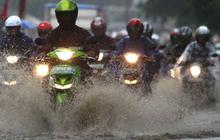 Pentingnya Menggunakan Teknik Pengereman 4 Jari Saat Musim Hujan, Serta Cara Memakainya