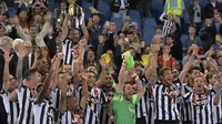Juventus meraih gelar Coppa Italia setelah mengalahkan Lazio 2-1 dalam final di Stadion Olimpico, Roma, Italia. Rabu (20/5). (AFP PHOTO/ANDREAS SOLARO)