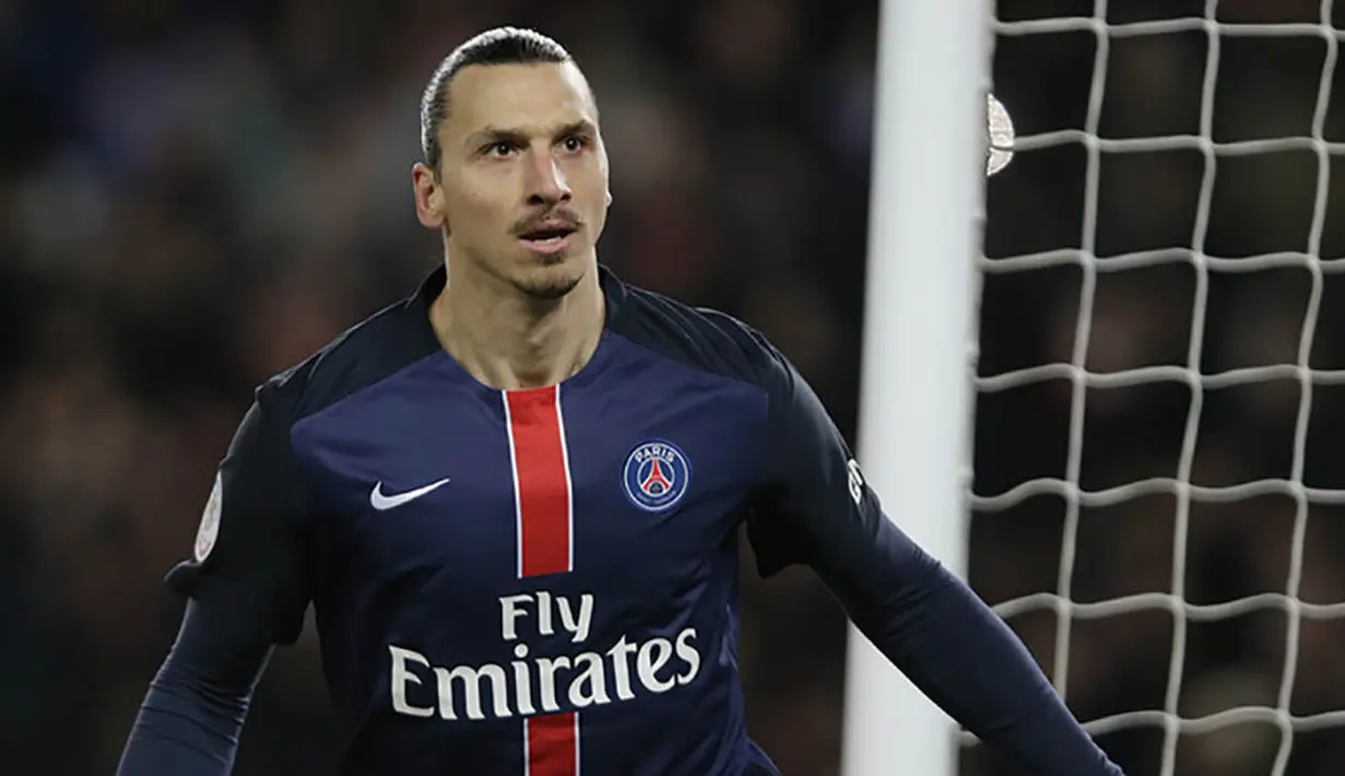 1. Zlatan Ibrahimovic, lini belakang Chelsea harus ekstra waspada dengan kehadiran striker serba bisa ini. Ibrakadabra musim ini sudah mencetak 21 gol dari 20 penampilannya. (AFP/Kenzo Tribouillard)