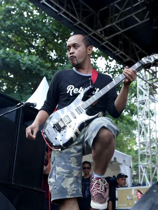 Penampilan Beng Beng dan kawan-kawan menjadi salah satu yang ditunggu-tunggu oleh penonton yang datang. Grup band ini tampil di pembukaan perdana JakCloth. (Andy Masela/Bintang.com)