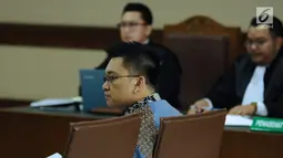Tersangka dugaan suap terhadap Ketua Pengadilan Tinggi Manado Sudiwardono, Aditya Anugrah Moha menyimak pembacaan dakwaan saat sidang perdana di Pengadilan Tipikor, Jakarta, Rabu (28/2). Sidang mendengarkan dakwaan JPU. (Liputan6.com/Helmi Fithriansyah)