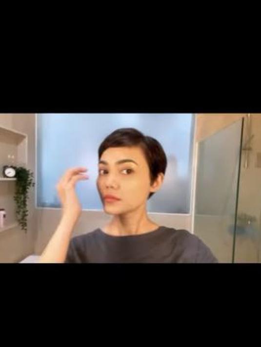 Begini lah hasil kreativitas Rina Nose, setelah mengunting dan mengecat rambutnya. Rina mengaku cukup puas. (Foto: Instagram/@rinanose16)