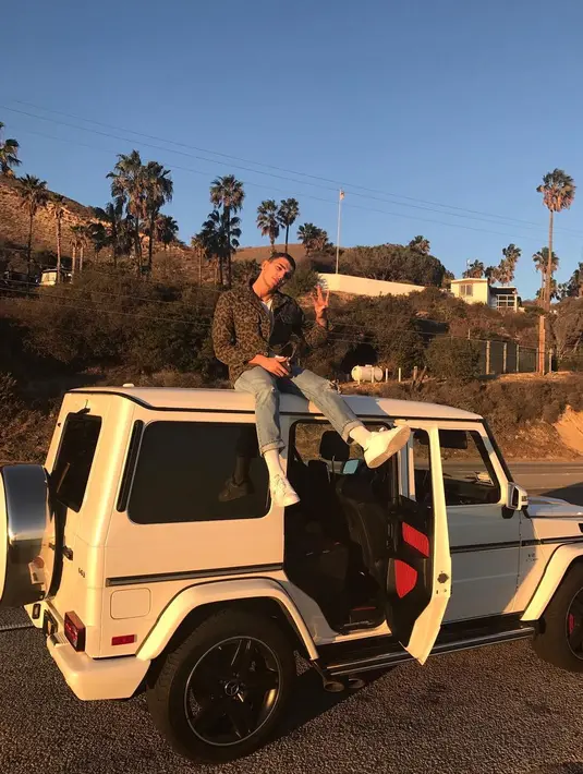 Tak hanya Sofia Richie, ternyata mantan Kourt, Younes Bendjima, pun hadir dalam acara tersebut. (instagram/younesbendjima)