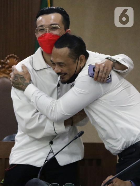 dr Tirta Mandira Hudhi (kiri) berpelukan usai menjadi saksi dalam persidangan lanjutan dugaan pengancaman dengan terdakwa I Gede Aryastina alias Jerinx SID di Pengadilan Negeri Jakarta Pusat, Rabu (9/2/2022). dr Tirta menjadi saksi yang meringankan terdakwa. (Liputan6.com/Helmi Fithriansyah)