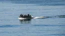 Pejuang bersenjata berada di perahu karet bersiap melakukan penyerbuan dari perairan selama latihan perang gabungan di Kota Gaza, Palestina  (29/12/2020). (AFP/Mohammed Abed)