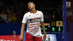 Tunggal Putra Indonesia, Jonatan Christie saat laga melawan pebulu tangkis Tiongkok, Chen Long di Babak Kedua Indonesia Open 2017 di JCC Plenary Hal, Jakarta, Kamis (15/6). Jonatan kalah 9-21, 7-21. (Liputan6.com/Helmi Fithriansyah)