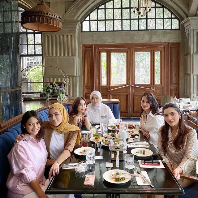 Sempat Berseteru, Ini 6 Potret Olla Ramlan Bersama Geng Sosialita Tanpa Nindy Ayunda