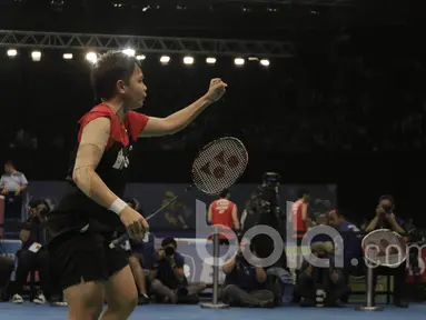 Pasangan Indonesia, Greysia Polii/Apriani Rahayu, berhadapan dengan pasangan Korea, Chae Yoo Jung/Kim So Yeung di Indonesia Open 2017 di JCC, Rabu (14/6/2017). Indonesia menang 12-21, 25-23, dan 21-14. (Bola.com/M Iqbal Ichsan)