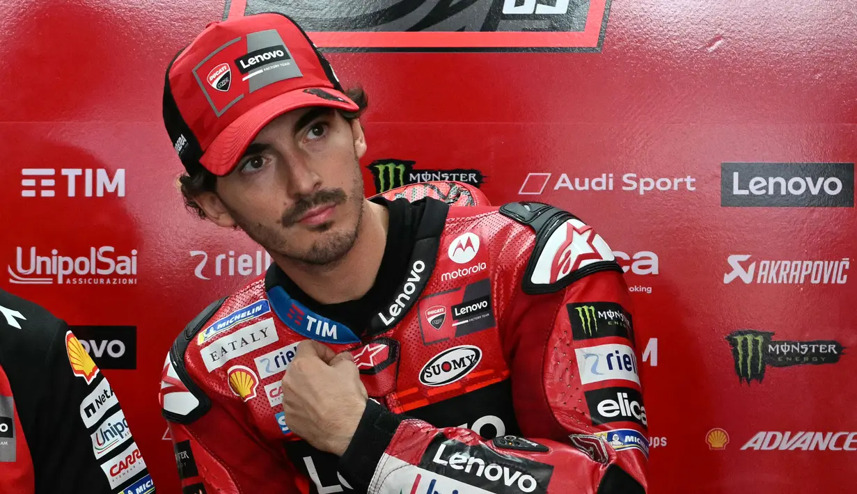 Pembalap Ducati Lenovo Team, Francesco Bagnaia menjelang latihan bebas pertama MotoGP Grand Prix Malaysia di Sirkuit Internasional Sepang, 1 November 2024. (MOHD RASFAN/AFP)