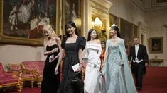 Blackpink tampil elegan saat menghadiri acara makan malam di Buckingham Palace. (Foto: AP/ Yui Mok/ POOL PA)