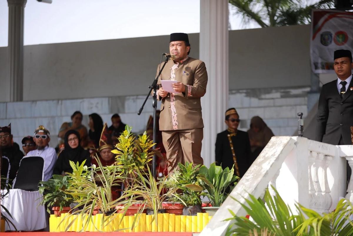 Wakil Wali Kota Bontang Agus Haris bertindak sebagai inspektur upacara Hari Guru Nasional