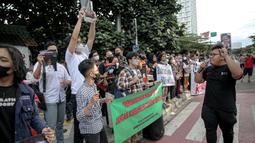 Sejumlah mahasiswa dari berbagai kampus melakukan orasi saat berunjuk rasa di SDN Pondok Cina 1 Depok, Jawa Barat, Selasa (13/12/2022). Dalam aksinya, mereka menolak relokasi SDN Pondok Cina 1 yang lahannya akan digunakan untuk pembangunan masjid. (Liputan6.com/Faizal Fanani)