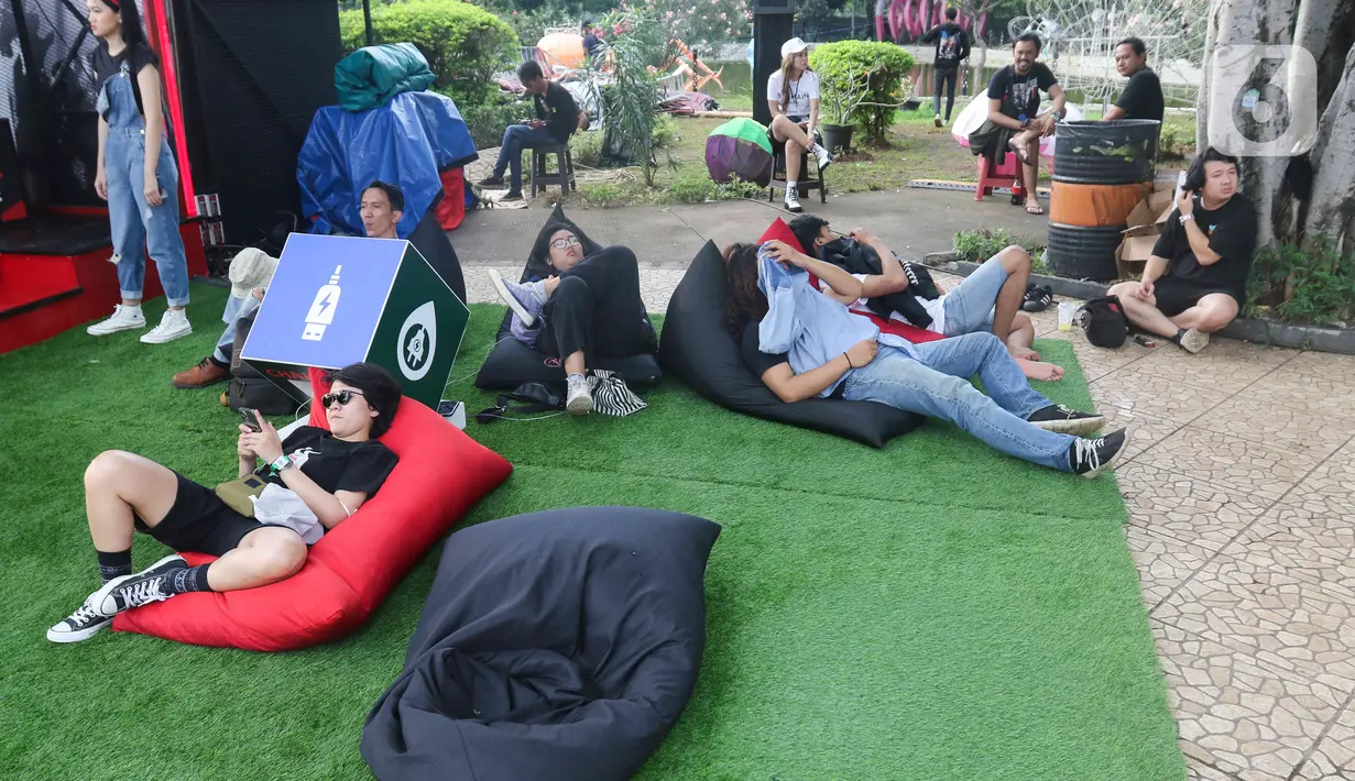 Para penonton sedang berada di area Everblast festival 2023 hari pertama di Gambir Expo Kemayoran, Jakarta Pusat, Sabtu (4/3/2023). Festival musik yang berlangsung selama dua hari di Gambir Expo Kemayoran, Jakarta, itu menampilkan para musisi sejak era 1990-an hingga 2000-an. (Liputan6.com/Herman Zakharia)