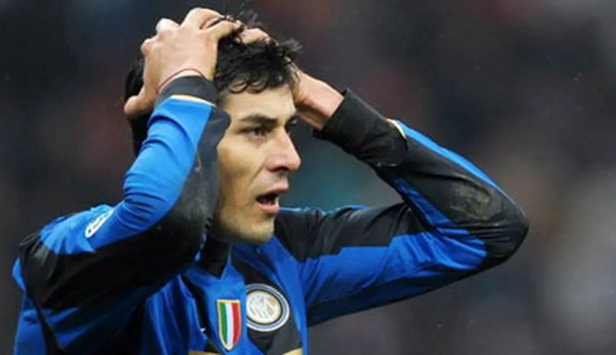 Inter Milan's Argentinian forward Julio Ricardo Cruz reacts during his team's Italian Serie A football match against Torino on February 1, 2009 at San Siro Stadium in Milan. AFP PHOTO / GIUSEPPE CACACE 