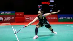 Pebulu tangkis tunggal putri Thailand, Ratchanok Intanon menjangkau kok pukulan wakil Korea Selatan, Sim Yu-jin dalam laga final Indonesia masters 2025 di Istora Senayan, Jakarta, Minggu (26/01/2025). (Bola.com/Bagaskara Lazuardi)