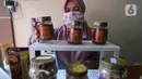 Pedagang menata dagangannya di Pojok UMKM, Kota Tangerang, Jumat (22/8/2020). Pemerintah daerah setempat meluncurkan Pojok UMKM Cibodas dalam rangka membantu pelaku usaha mempromosikan hasil produknya demi meningkatkan perekonomian wilayah di tengah pandemi COVID-19. (Liputan6.com/Angga Yuniar)
