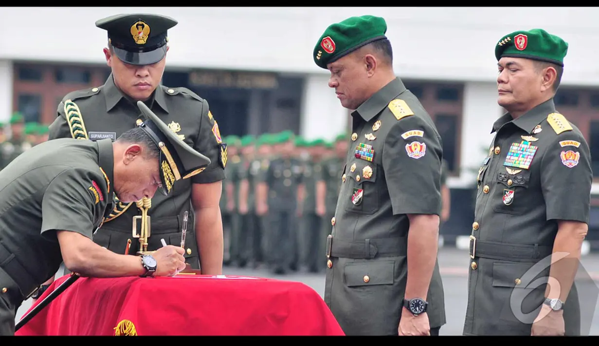 Panglima TNI Jenderal Moeldoko menandatangani Serah Terima Jabatan (Sertijab) Kepala Staf Angkatan Darat (KSAD) TNI dari Jenderal Budiman ke Letnan Jenderal Gatot Nurmantyo (Liputan6.com/Faizal Fanani)