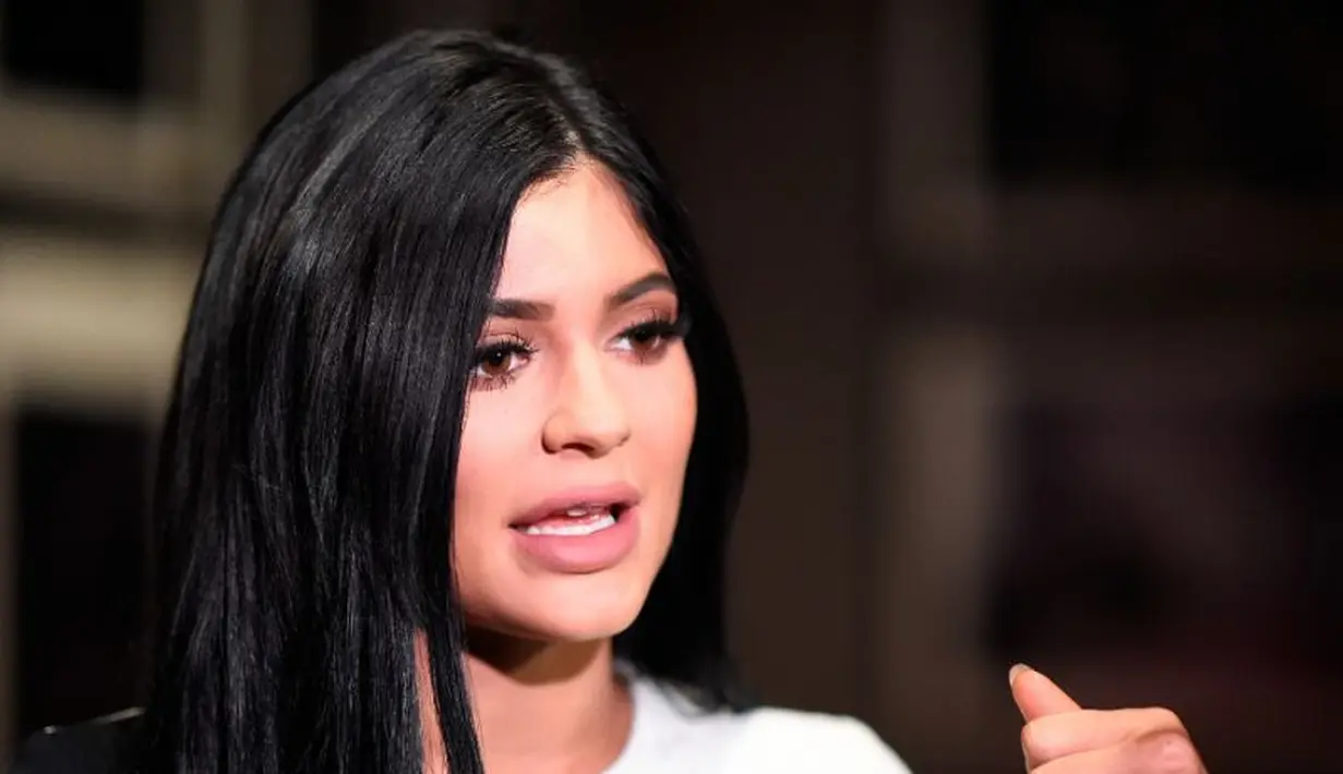 Dalam salah satu episode Life of Kylie, si bungsu Kardashian-Jenner ini merasa tak percaya diri karena diejek oleh pria yang menjadi ciuman pertamanya. (yahoo)