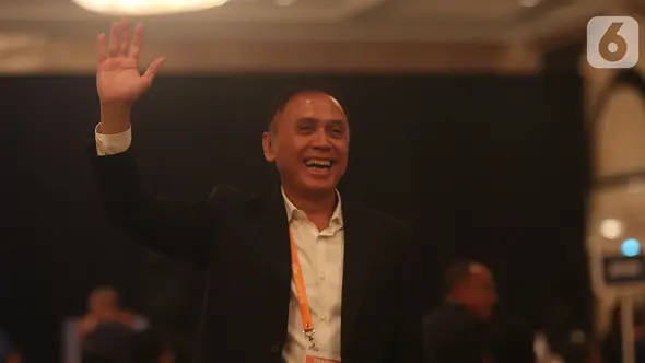 Calon Ketua Umum PSSI Periode 2019-2023 Mochamad Iriawan alias Iwan Bule menghadiri Kongres Luar Biasa (KLB) Pemilihan PSSI di Jakarta, Sabtu (2/11/2019). Agenda utama KLB PSSI ini adalah memilih ketua umum, dua wakil ketua umum, dan 12 orang komite eksekutif (exco). (Liputan6.com/Herman Zakharia)