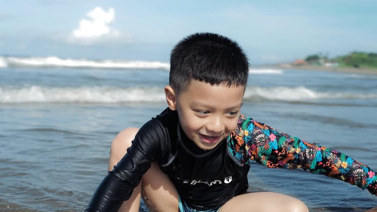 7 Potret Irish Bella Ajak Main Anak di Pantai, Tak Lupa Foto Bareng Suami Tercinta