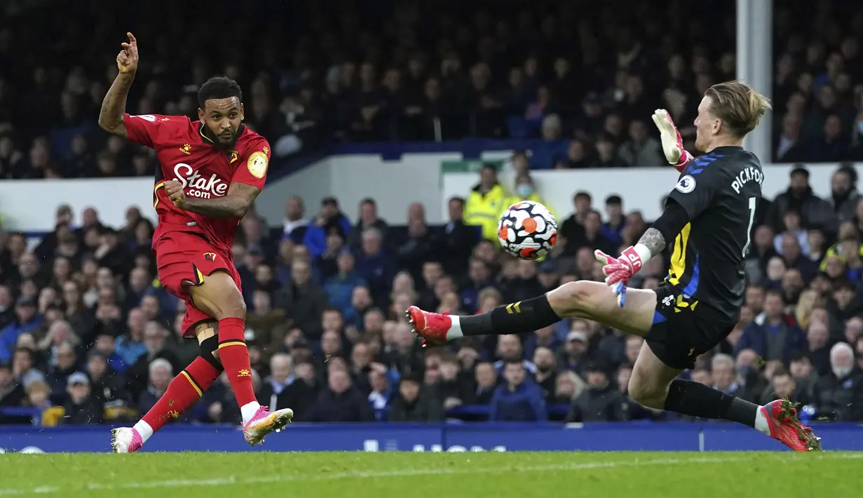 Joshua King. Tiga gol dicetaknya saat Watford mengalahkan mantan klubnya musim lalu, Everton 5-2 di Goodison Park. Dari total 8 laga bersama Watford musim ini, ia telah mencetak 3 gol dan 2 assist untuk klub yang kini dilatih Claudio Ranieri. (PA via AP/Martin Rickett)