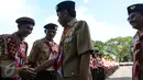 Presiden Jokowi bersalaman dengan delegasi gerakan Pramuka Indonesia di Istana Merdeka, Jakarta, Jumat (24/7). Sebanyak 462 kontingen Pramuka Indonesia akan berkiprah di Jambore Dunia ke-23 di Kirarahama, Yamaguchi, Jepang. (Liputan6.com/Faizal Fanani)