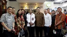 Sekretaris SCM Gilang Iskandar (empat kanan) bersama jajaran EMTEK dan SCM Group bertemu Duta Besar Timor Leste untuk Indonesia Alberto Carlos (tengah) di Jakarta, Kamis (9/8). Pertemuan membahas kerja sama di sektor media. (Liputan6.com/JohanTallo)