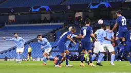 Gelandang Manchester City, Ilkay Gundogan, mencetak gol melalui tendangan bebas ke gawang FC Porto pada laga Liga Champions di Stadion  Etihad, Kamis (22/10/2020). City menang dengan skor 3-1. (Laurence Griffiths/Pool via AP)