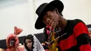 Pengunjung  mengenakan kostum Freddy Krueger dan kostum hantu di Festival Pop Culture Popcon Asia 2018 di BSD, Tangerang Selatan, Sabtu (22/9). (AFP PHOTO / BAY ISMOYO)