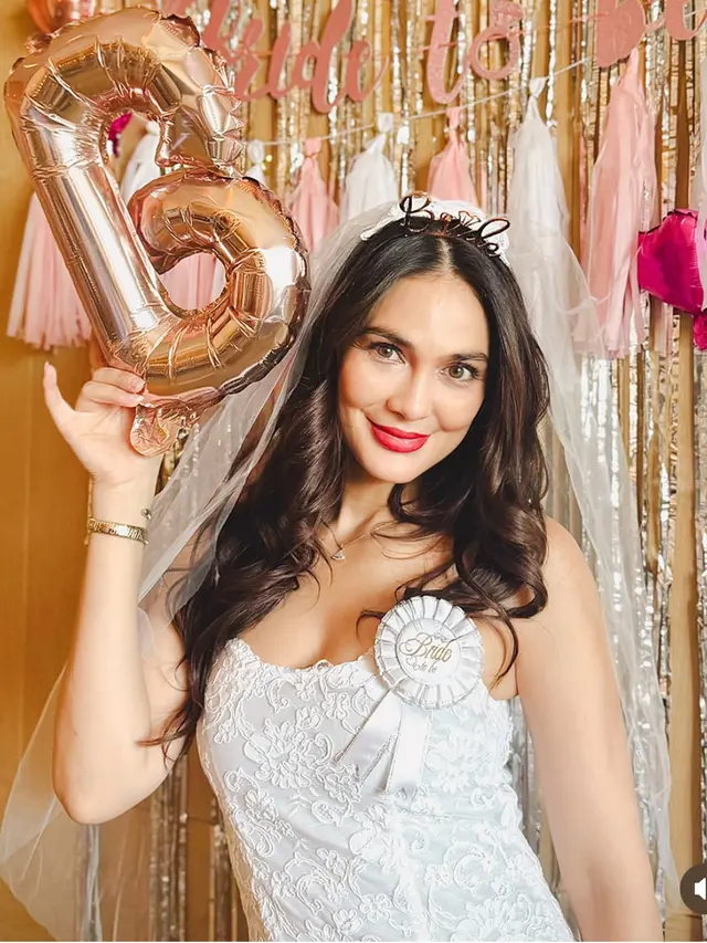 Luna Maya Tampil dengan Mini Dress Putih Dipadukan Veil. [@lunamaya]