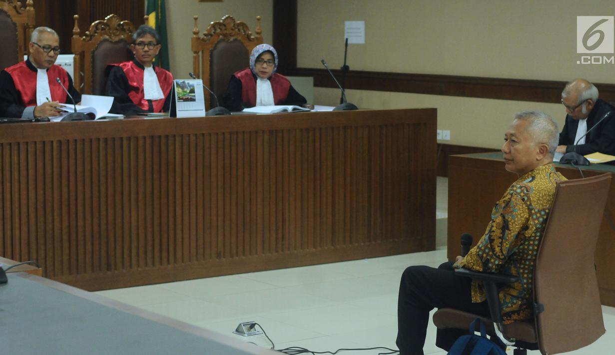 Mantan Dirjen Hubla Kemenhub, Antonius Tonny Budiono menyimak pembacaan dakwaan pada sidang perdana di Pengadilan Tipikor, Jakarta, Kamis (18/1). Sidang beragendakan pembacaan dakwaan oleh Jaksa Penuntut Umum. (Liputan6.com/Helmi Fithriansyah)
