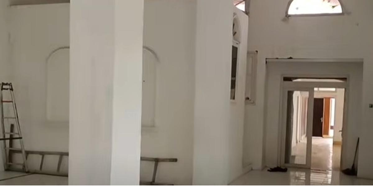 Rumah Mewah Terbengkalai