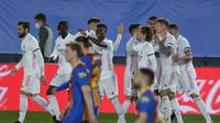 Toni Kroos dari Real Madrid mencetak gol kedua tim mereka selama pertandingan sepak bola Liga Spanyol lawan Barcelona di stadion Alfredo di Stefano di Madrid, Spanyol, Sabtu, 10 April 2021. (Foto AP / Manu Fernandez)
