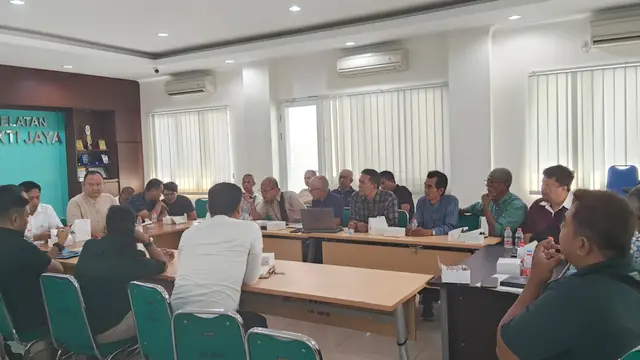 Musyawarah warga RW 04 Kelurahan Bakti Jaya dengan pihak SMPN 20 yang diinisiasi Lurah Bakti Jaya, Fiqri Yanuardi Putra, berlangsung, Jumat (16/05/2025). Pertemuan berlangsung usai viral penolakan warga terkait revitalisasi SMPN 20. (Istimewa)