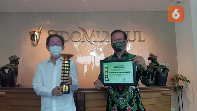 Direktur PT Sido Muncul Tbk Irwan Hidayat menunjukkan penghargaan Industri Hijau Level 5 atau tertinggi dari Kementrian Perindustrian. (foto : liputan6.com/dok.sido muncul)