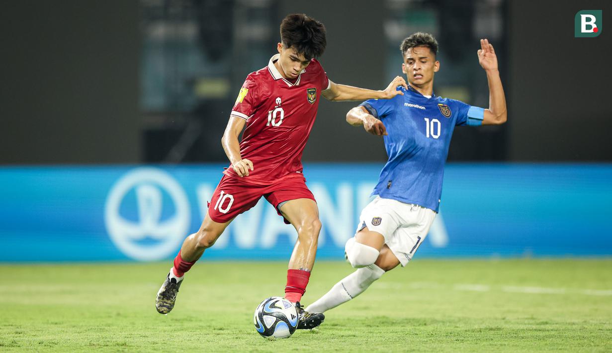 <p>Pemain Timnas Indonesia U-17, Ji Da Bin (kiri) berusaha menendang bola dibayangi pemain Timnas Ekuador U-17, Michael Bermudez pada laga pertama Grup A Piala Dunia U-17 di Stadion Gelora Bung Tomo, Surabaya, Jumat (10/11/2023) malam WIB. (Bola.com/Bagaskara Lazuardi)</p>