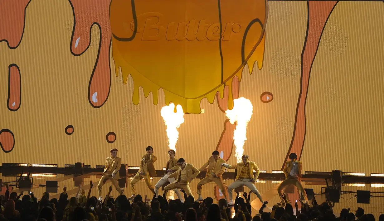 BTS tampil membawakan "Butter" dalam acara American Music Awards di Microsoft Theater di Los Angeles, California (22/11/2021). (AP Photo/Chris Pizzello)