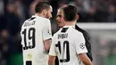 Manajer Manchester United, Jose Mourinho (tengah) beradu argumen dengan pemain Juventus, Leonardo Bonucci dan Paulo Dybala terkait selebrasi kontroversi pada akhir Matchday 4 Grup H Liga Champions di Allianz Stadium, Rabu (7/11). (Marco BERTORELLO/AFP)