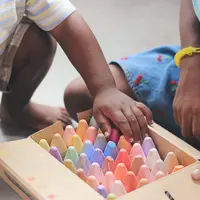Ilustrasi anak bermain dengan crayon. (Sumber foto: Pexels.com)