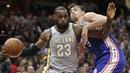 Aksi pemain Cleveland Cavaliers, LeBron James #23 melewati adangan pemain Philadelphia 76ers, Dario Saric #9 pada laga NBA basketball game di Quicken Loans Arena, Cleveland,  (1/2/2018).  Cavs kalah 97-108. (AP /Tony Dejak)